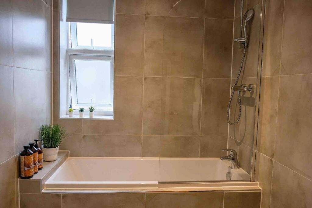 Garden Of Eden 1 Bedroom Flat In Fishponds بريستول المظهر الخارجي الصورة